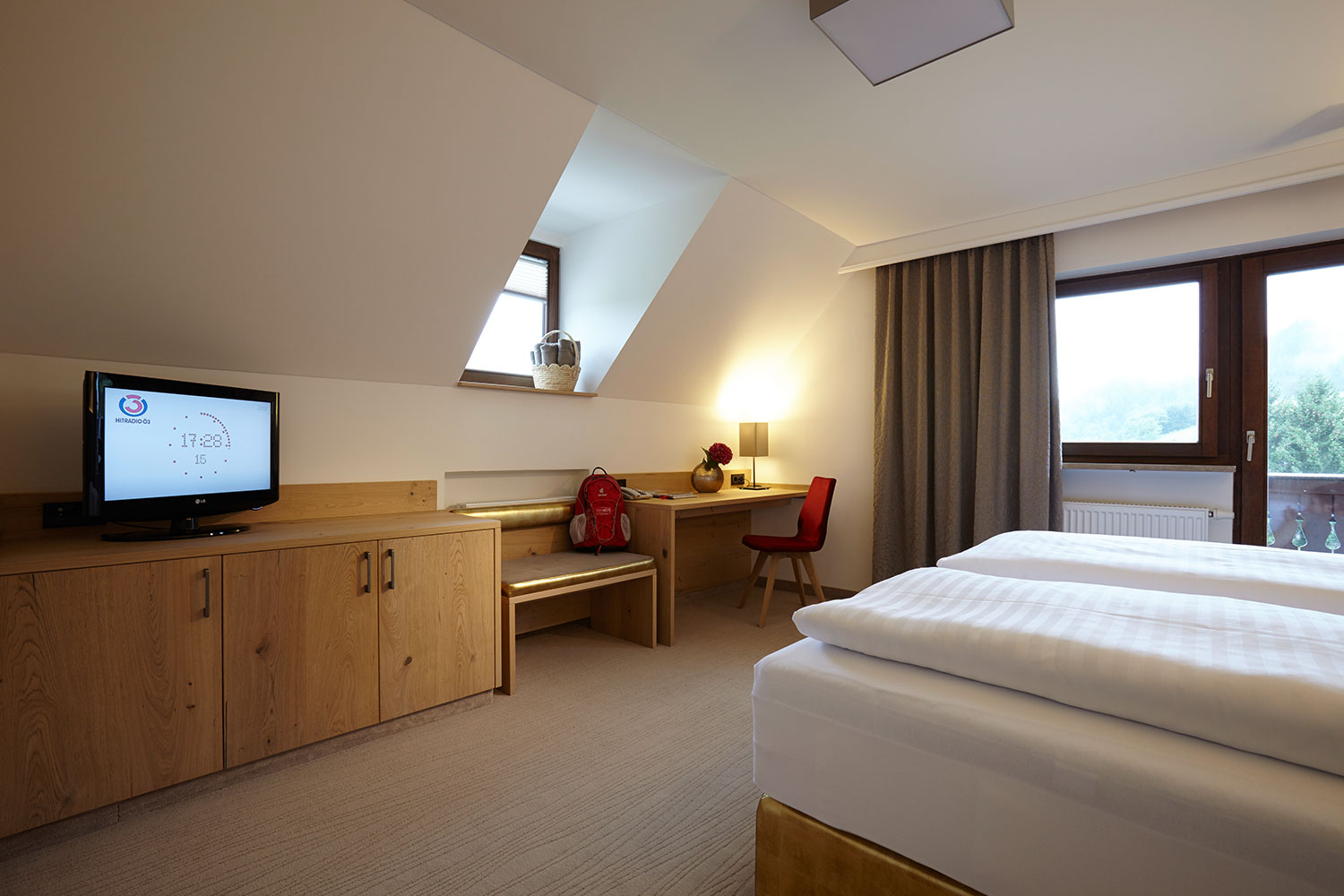 doppelzimmer-modern-bettansicht-hechl-tauplitz