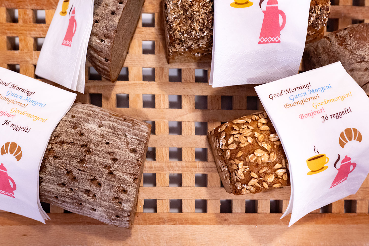 fruehstuecksbuffet-brot-hechl-tauplitz