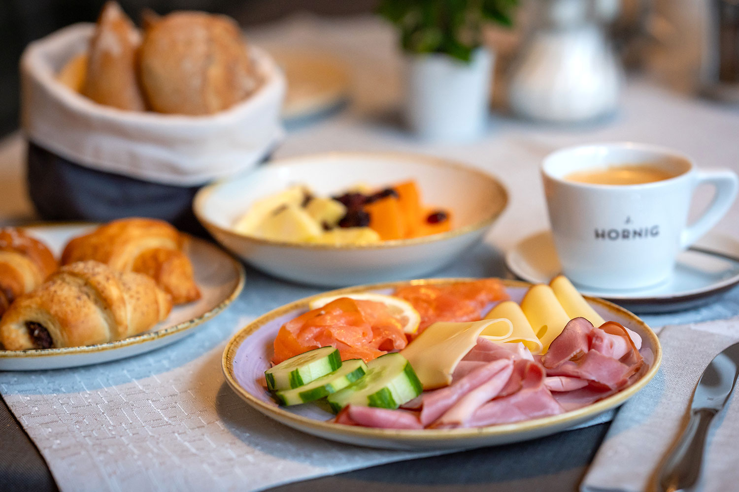fruehstuecksbuffet-fruehstueck-teller-kaffee-hechl-tauplitz