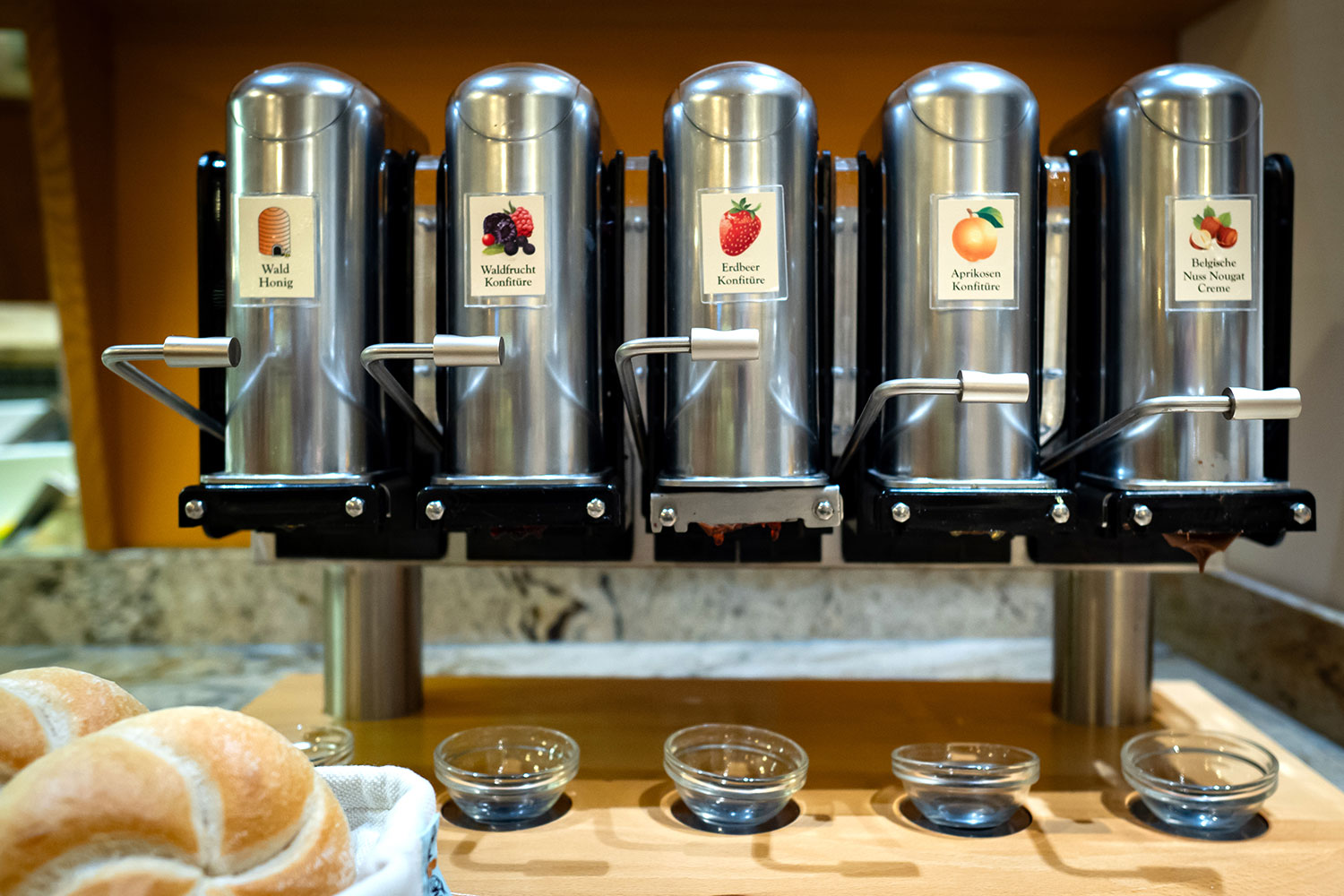 fruehstuecksbuffet-marmeladen-nugat-semmeln-hechl-tauplitz